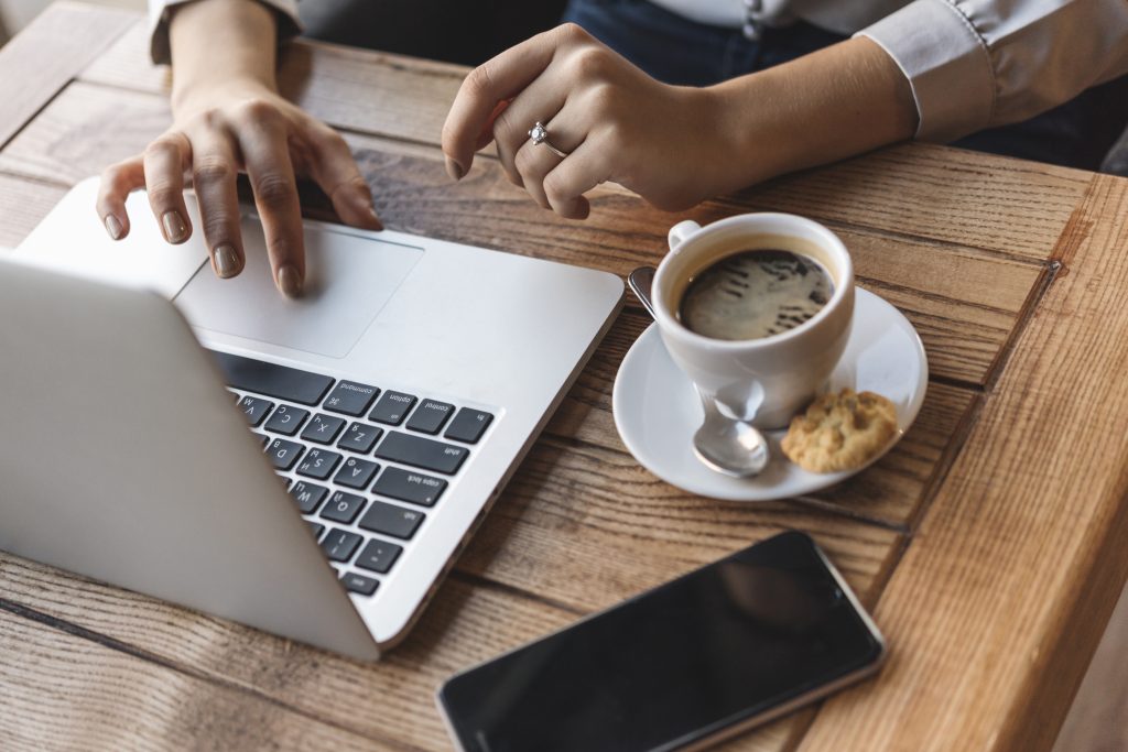 Remote Arbeit im Cafe