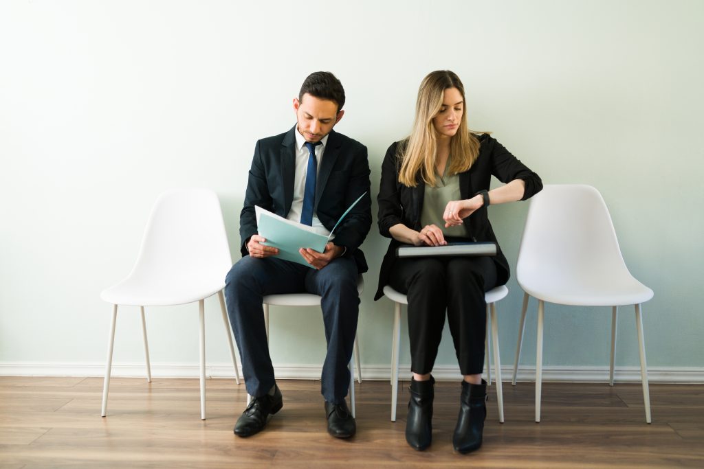 Frau wartet ungeduldig auf Vorstellungsgespräch - Arbeits-FOMO