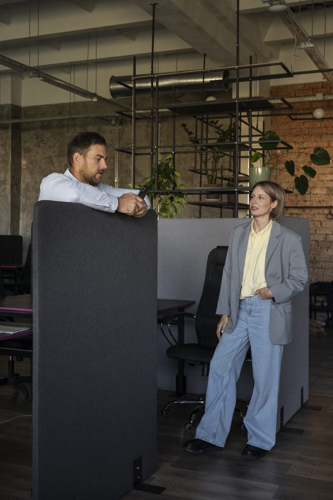 Arbeitnehmer im modernen Büro 