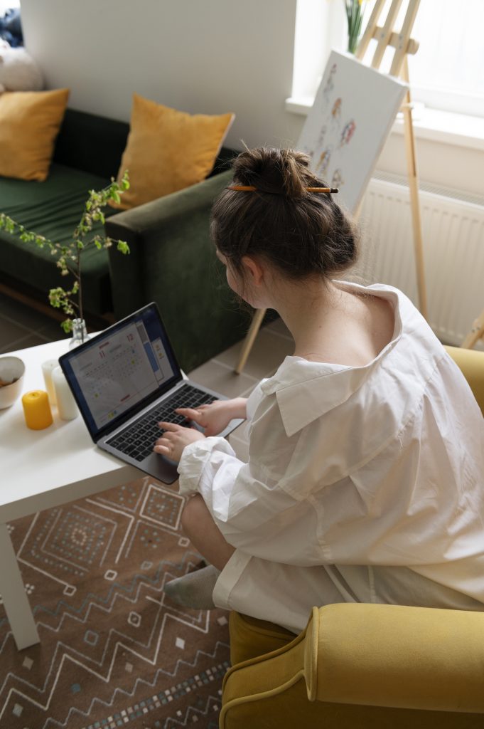 junge Frau am Laptop arbeitend